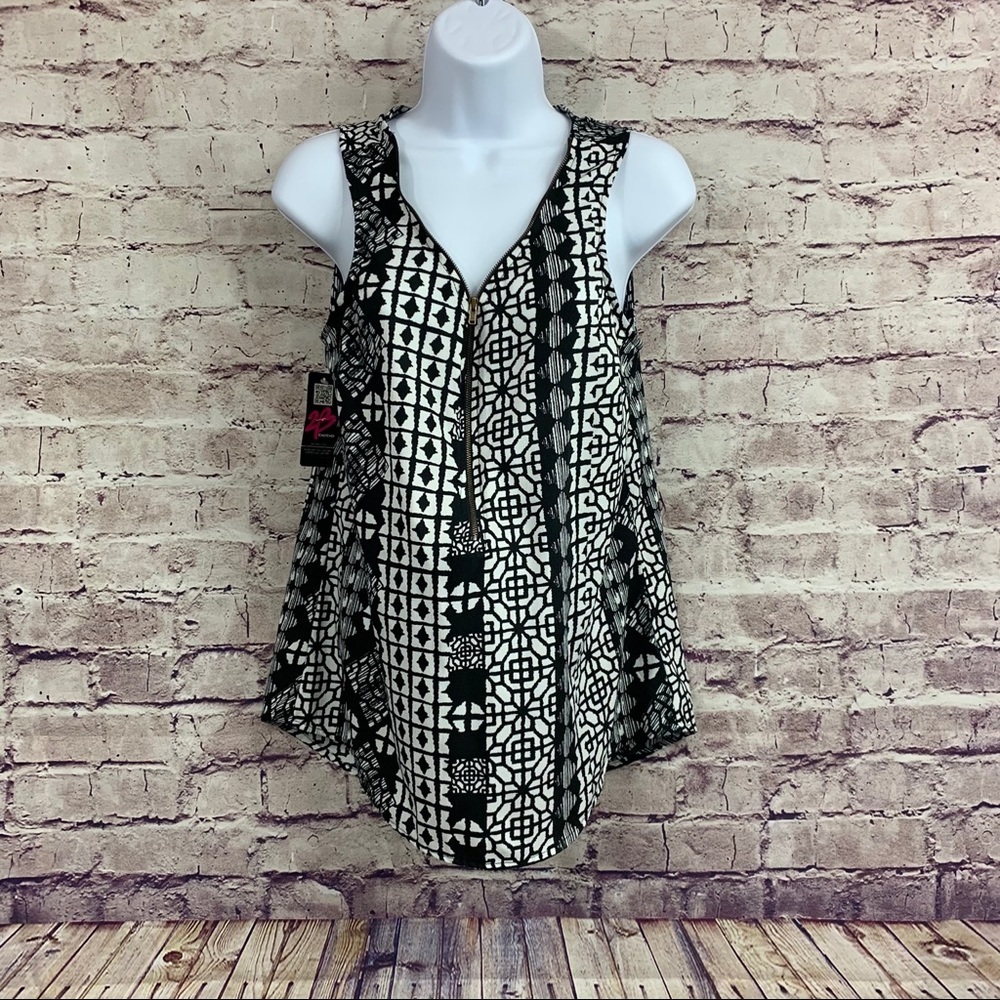 2B Bebe Black Print Zipper V Neck Top
